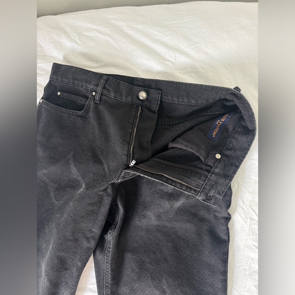 Louis Vuitton jeans color black with logo almost like new great conditions
